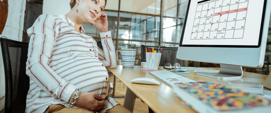 Sitzen im Büro während der Schwangerschaft