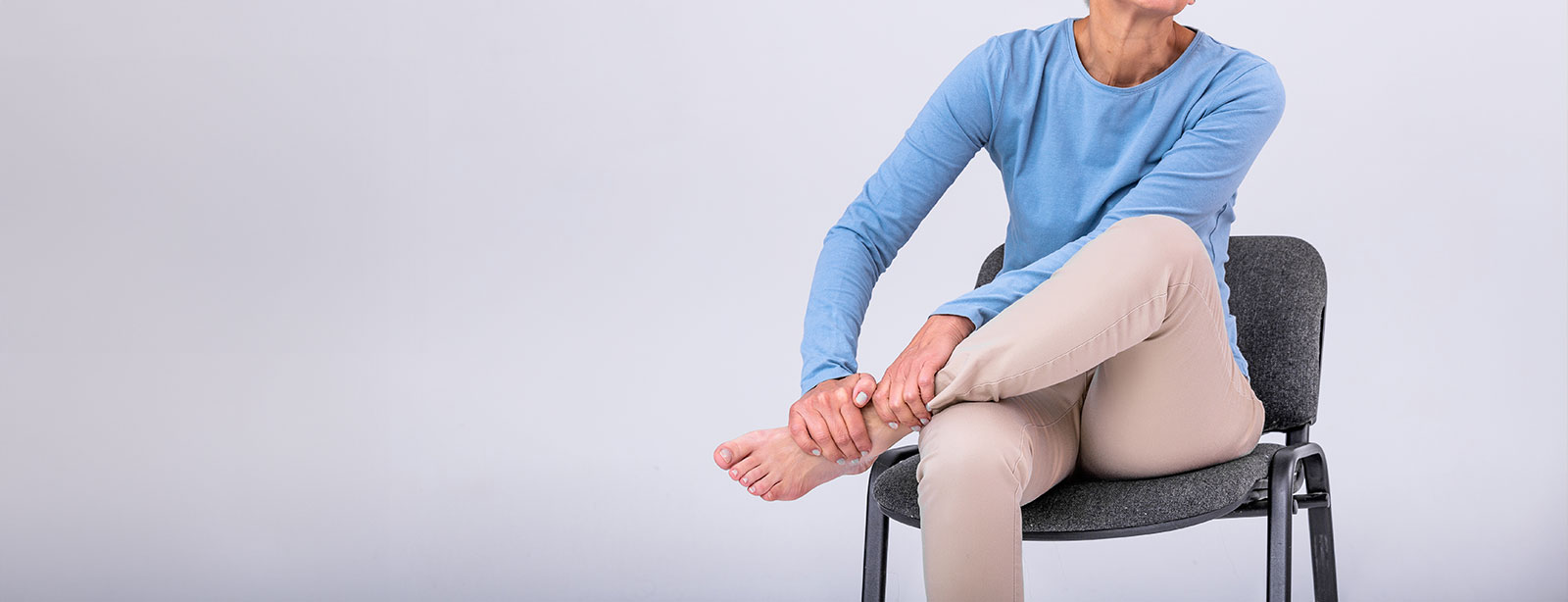 Warum schmerzen deine Beine beim Aufstehen nach dem Sitzen?
